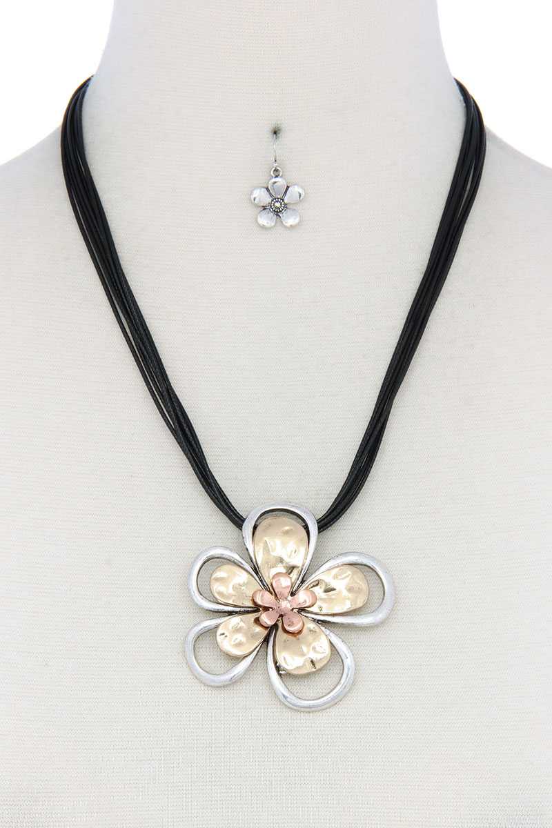 Two Tone Flower Pendant Pu Leather Necklace - Absolute Fashion 2020